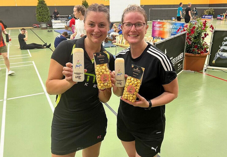 Daniela (BSV Bad Bramstedt) und Amelie freuen sich über Platz 2 bei den Bremen Masters